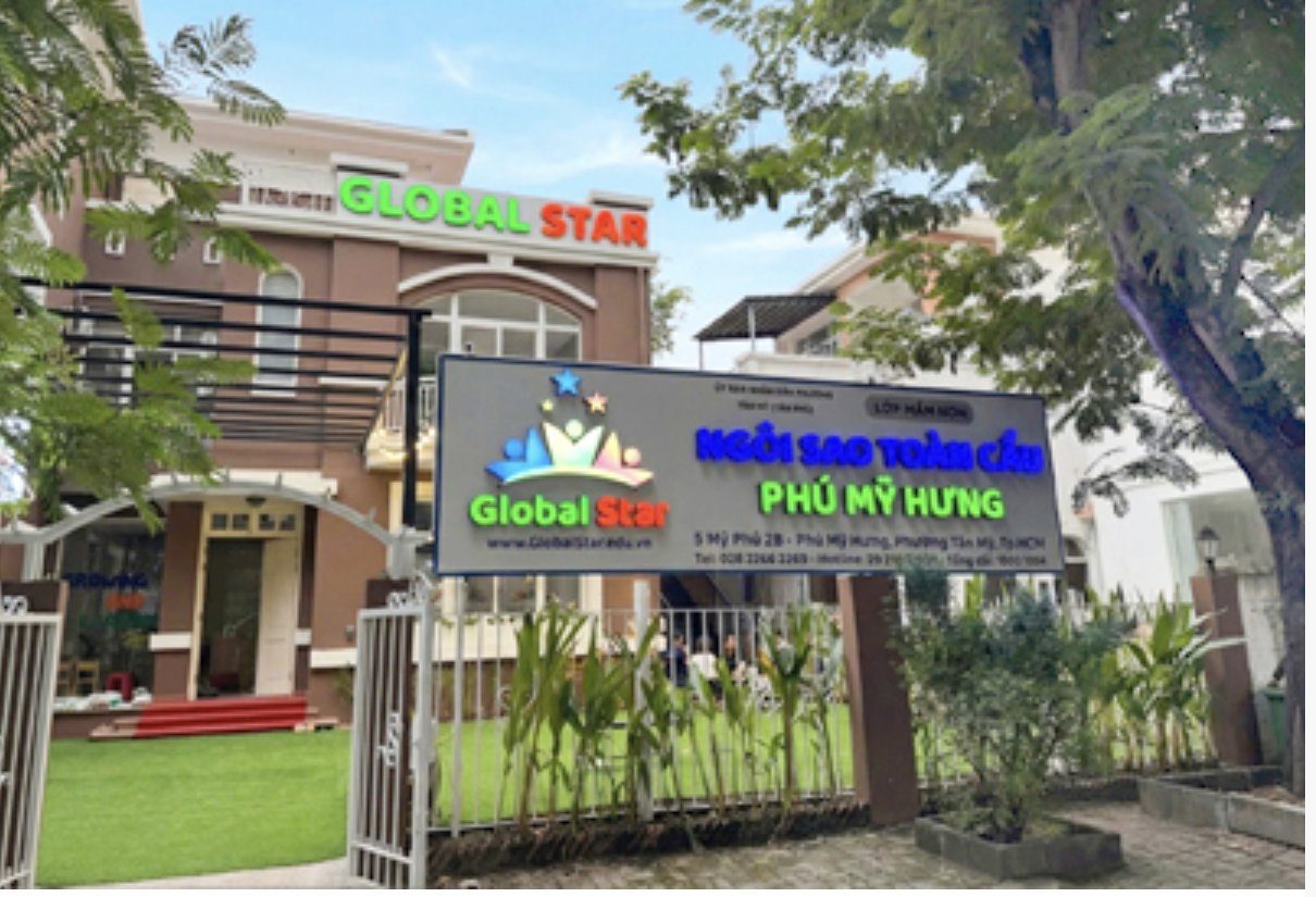 Native English teacher in class at Global Star English