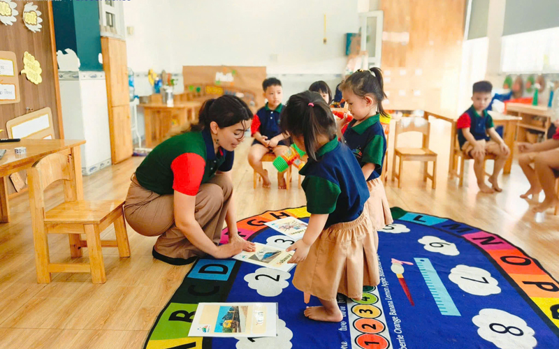 Kids learning English with native teacher